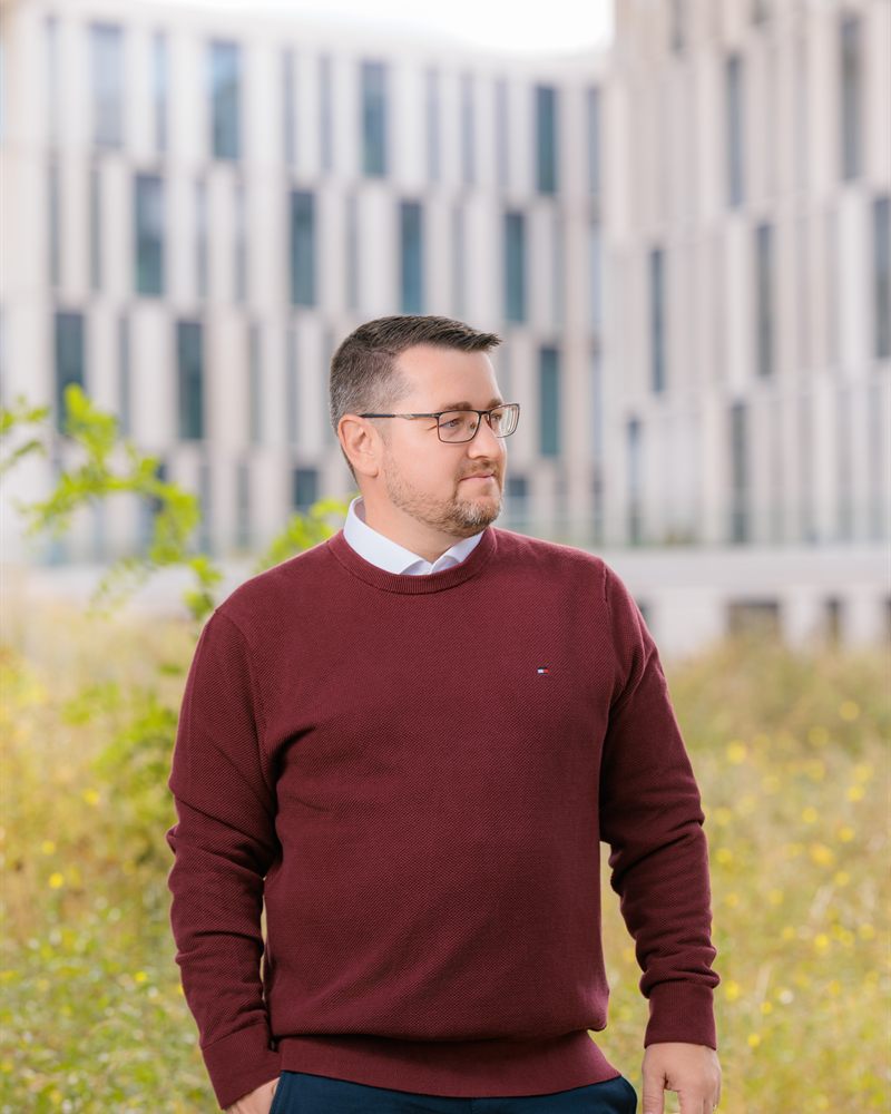 Martin Höschler vor einem Bürogebäude