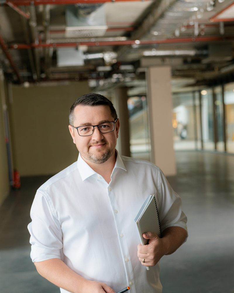 Martin Höschler mit Unterlagen in einer leerstehenden Gewerbefläche
